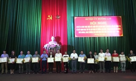 Tuyên dương 17 cá nhân và 11 tập thể có thành tích xuất sắc trong học tập và làm theo tư tưởng, đạo đức, phong cách Hồ Chí Minh.